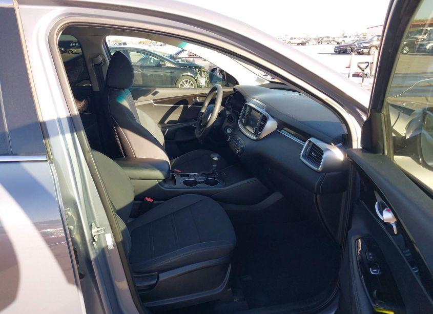 Photo 5 of 2019 Kia Sorento 2.4L L (VIN 5XYPG4A34KG596835)
