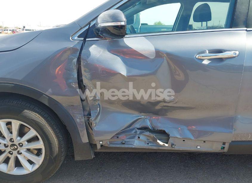 Photo 6 of 2019 Kia Sorento 2.4L L (VIN 5XYPG4A34KG610894)