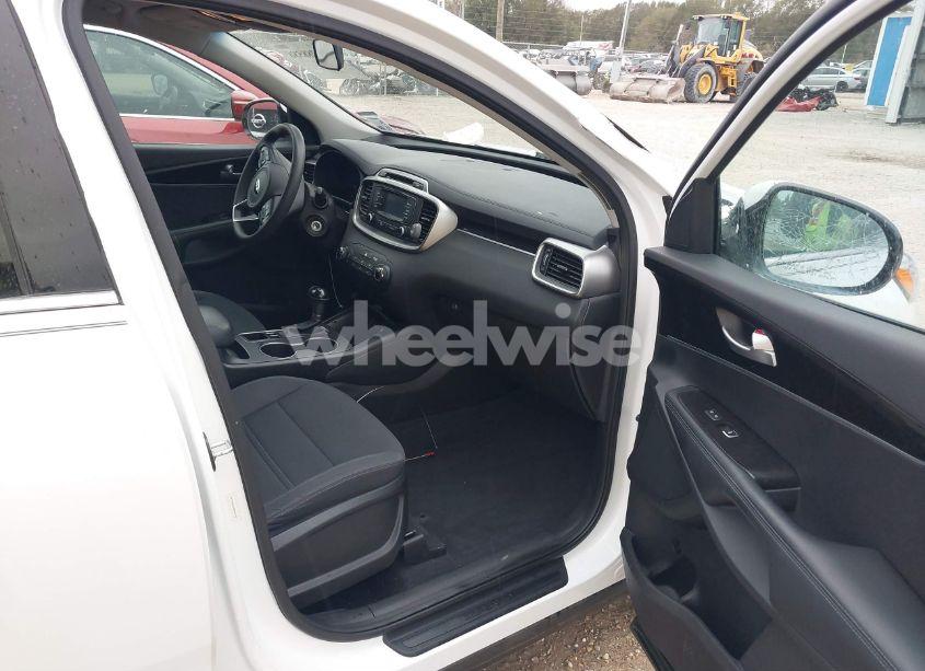 Photo 5 of 2016 Kia Sorento 2.4L LX (VIN 5XYPG4A35GG047877)