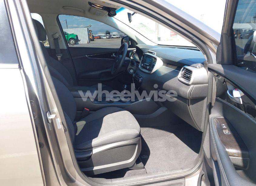 Photo 5 of 2017 Kia Sorento 2.4L LX (VIN 5XYPG4A35HG284788)