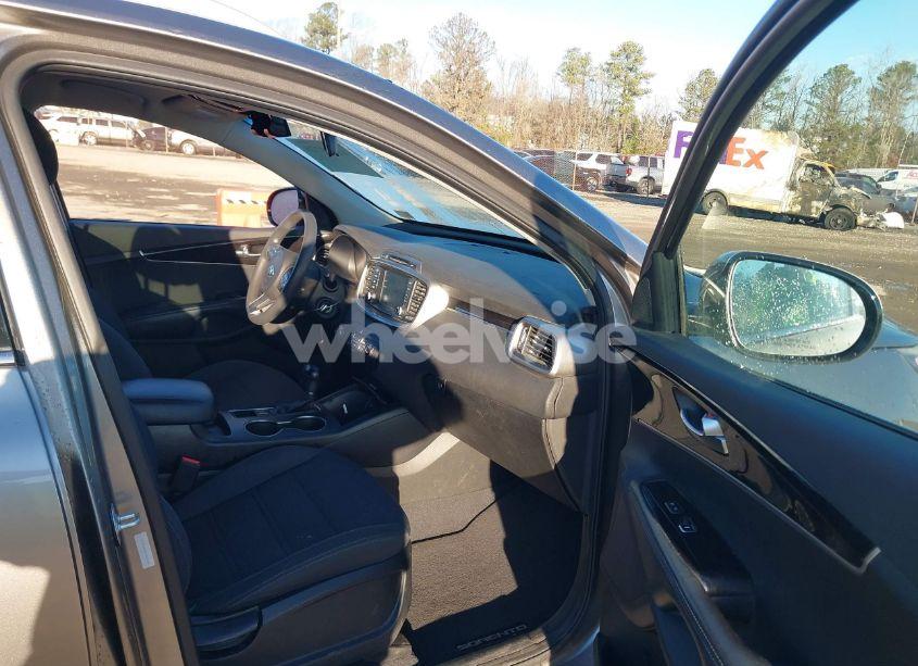Photo 5 of 2018 Kia Sorento 2.4L LX (VIN 5XYPG4A35JG372391)