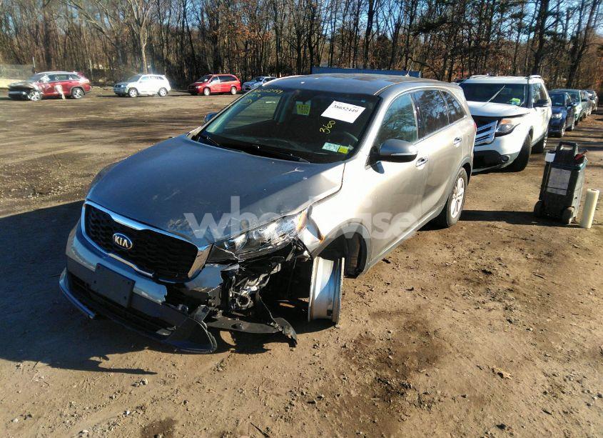 Photo 2 of 2019 Kia Sorento 2.4L LX (VIN 5XYPG4A35KG506401)