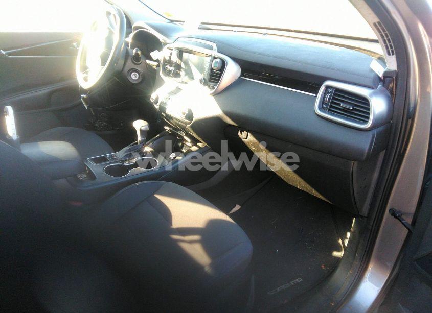 Photo 5 of 2019 Kia Sorento 2.4L LX (VIN 5XYPG4A35KG506401)