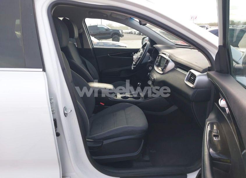 Photo 5 of 2017 Kia Sorento 2.4L LX (VIN 5XYPG4A36HG222199)