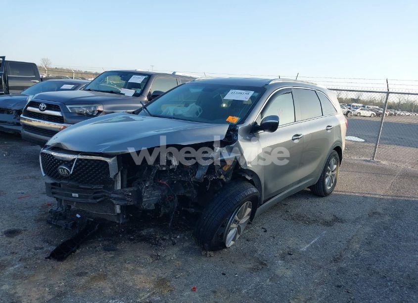 Photo 2 of 2017 Kia Sorento LX/L (VIN 5XYPG4A36HG245501)