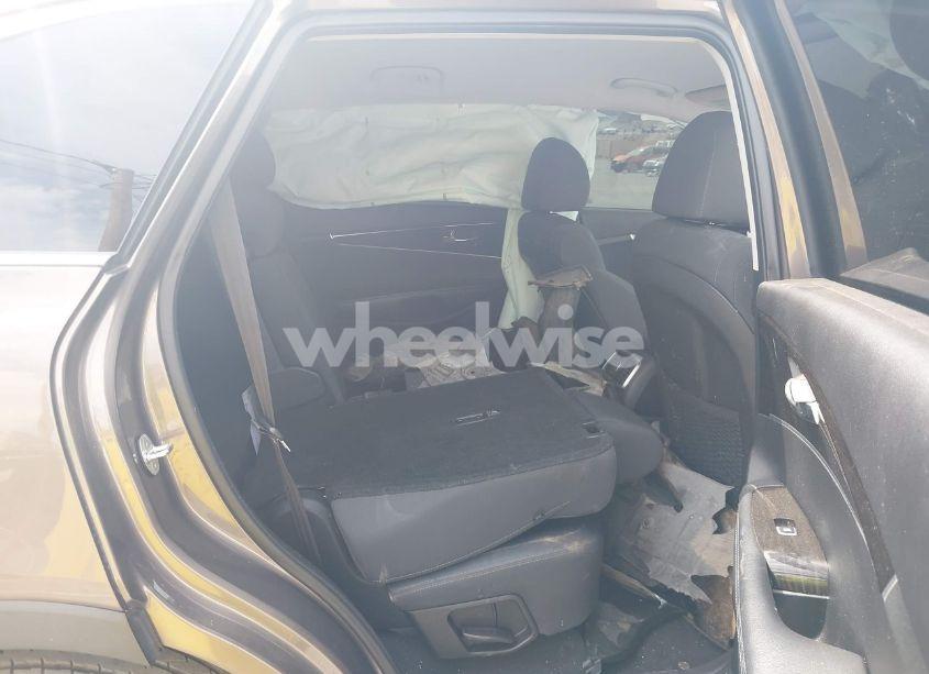 Photo 8 of 2019 Kia Sorento 2.4L LX (VIN 5XYPG4A36KG574769)