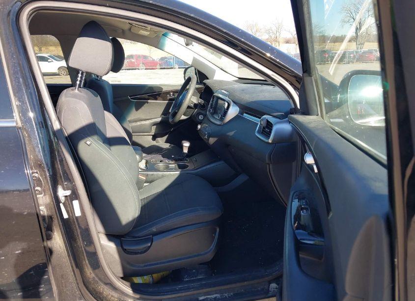 Photo 5 of 2019 Kia Sorento 2.4L L (VIN 5XYPG4A36KG585500)