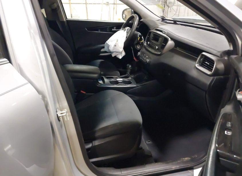 Photo 5 of 2016 Kia Sorento 2.4L L (VIN 5XYPG4A37GG019000)