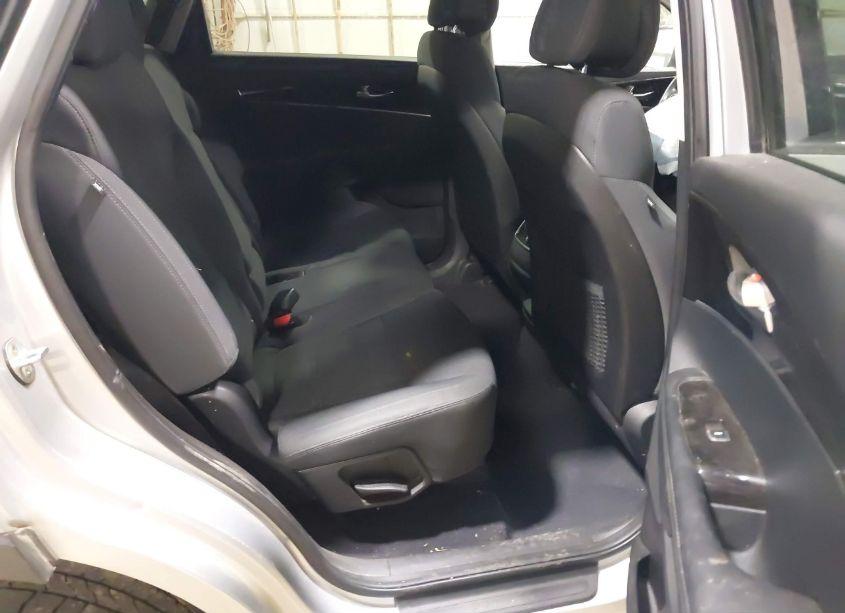 Photo 8 of 2016 Kia Sorento 2.4L L (VIN 5XYPG4A37GG019000)