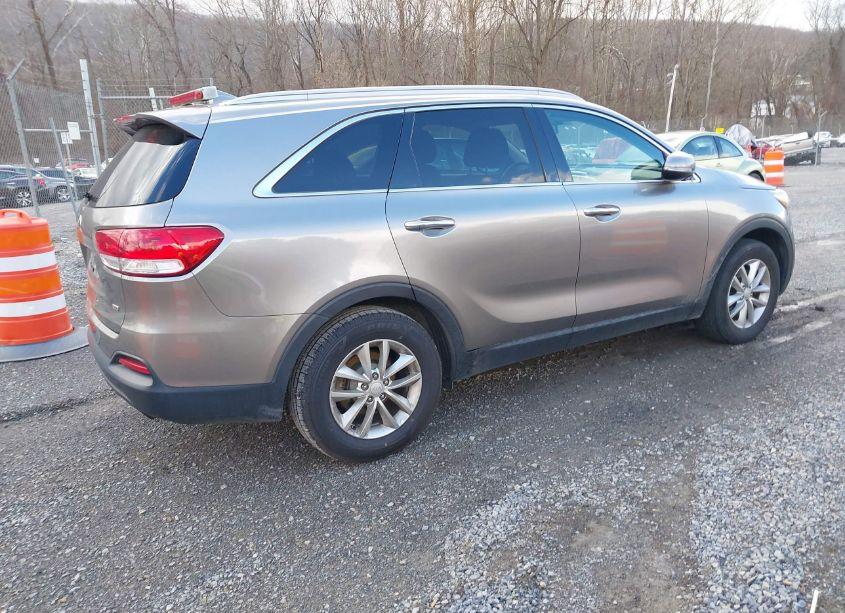 Photo 4 of 2016 Kia Sorento 2.4L LX (VIN 5XYPG4A37GG052045)