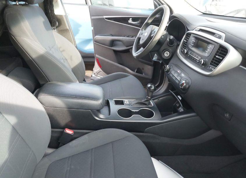 Photo 5 of 2016 Kia Sorento 2.4L L (VIN 5XYPG4A37GG171570)