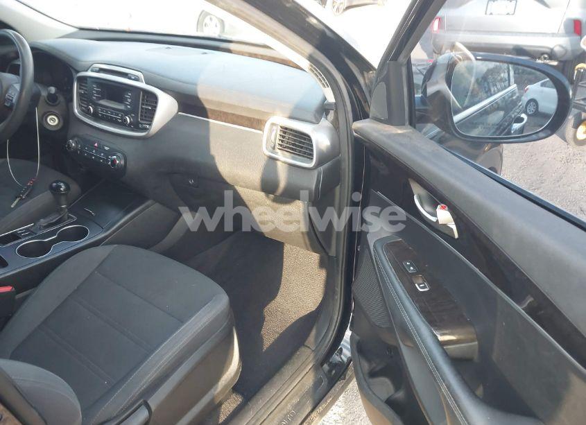 Photo 5 of 2016 Kia Sorento 2.4L L (VIN 5XYPG4A37GG186697)