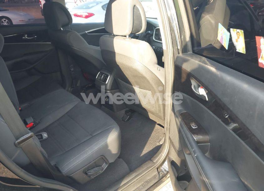 Photo 8 of 2016 Kia Sorento 2.4L L (VIN 5XYPG4A37GG186697)
