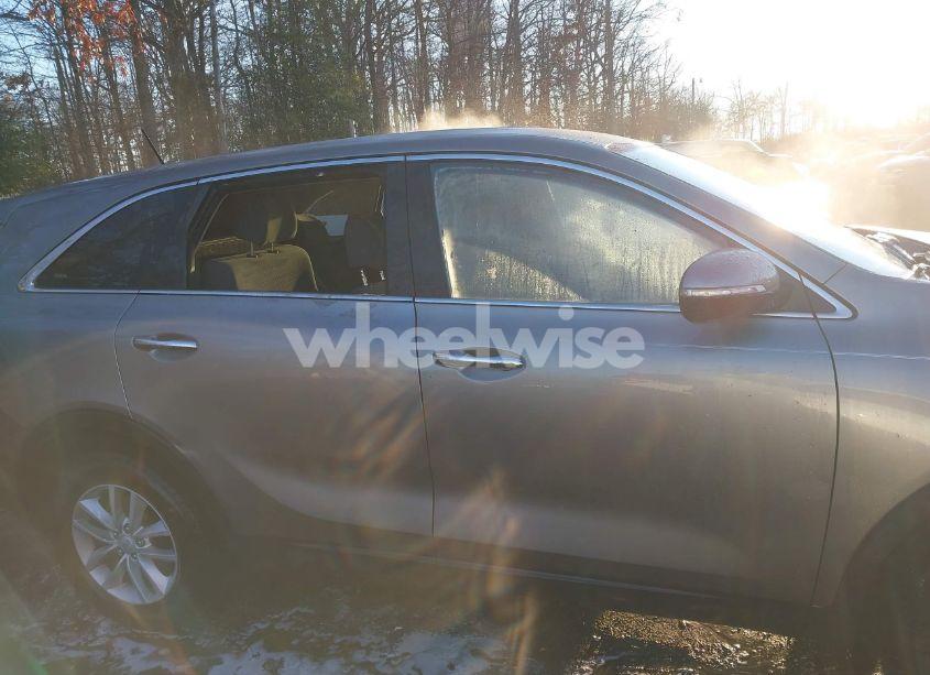 Photo 13 of 2017 Kia Sorento 2.4L L (VIN 5XYPG4A37HG216881)