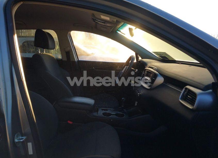 Photo 5 of 2017 Kia Sorento 2.4L L (VIN 5XYPG4A37HG216881)