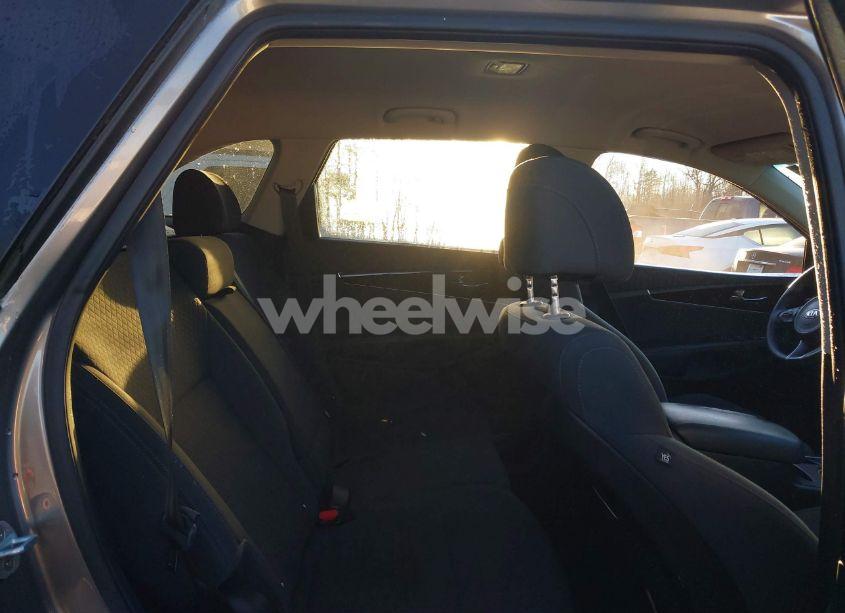 Photo 8 of 2017 Kia Sorento 2.4L L (VIN 5XYPG4A37HG216881)