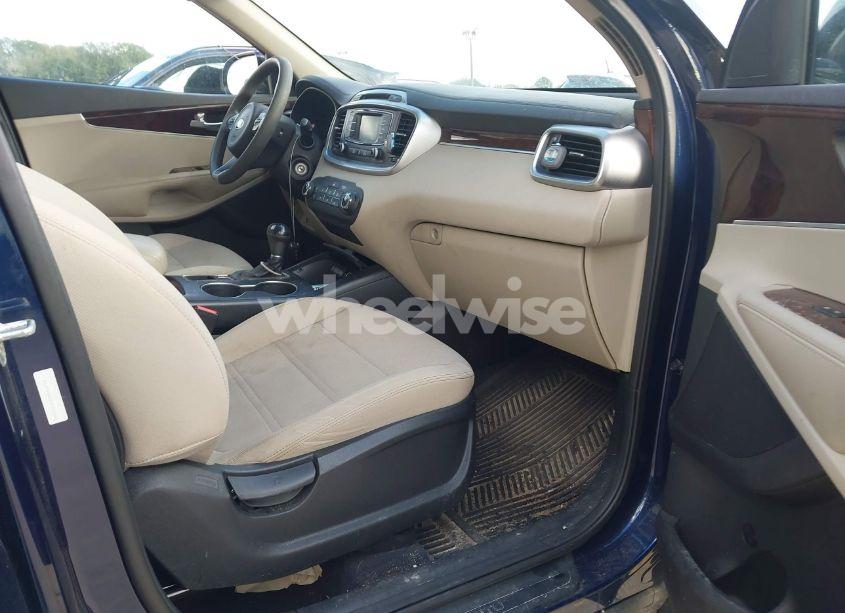 Photo 5 of 2017 Kia Sorento 2.4L LX (VIN 5XYPG4A37HG303860)