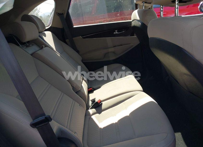 Photo 8 of 2018 Kia Sorento 2.4L LX (VIN 5XYPG4A37JG338470)