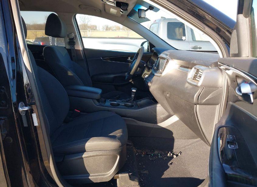 Photo 5 of 2019 Kia Sorento 2.4L L (VIN 5XYPG4A37KG588566)