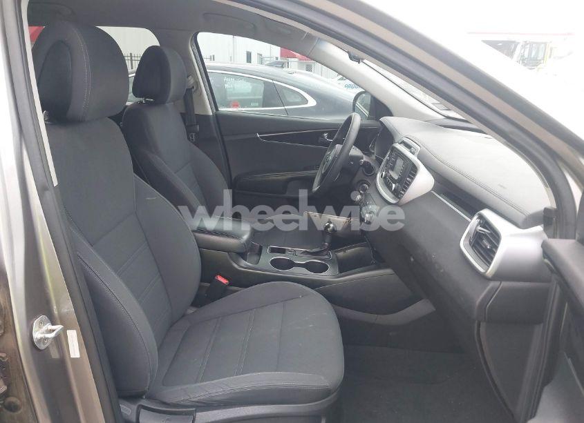 Photo 5 of 2016 Kia Sorento 2.4L LX (VIN 5XYPG4A38GG080968)