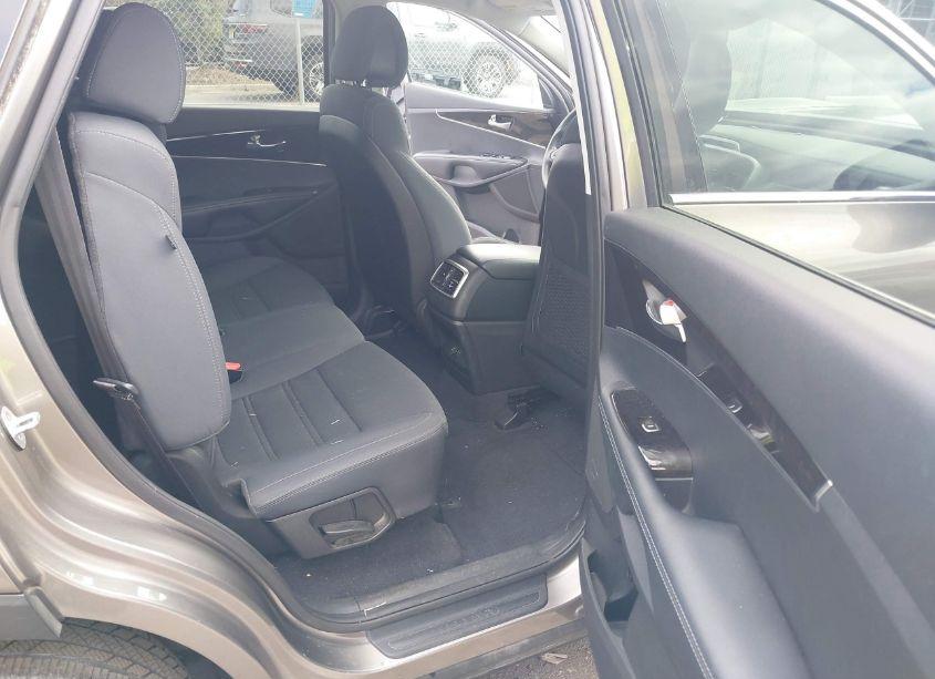 Photo 8 of 2016 Kia Sorento 2.4L L (VIN 5XYPG4A38GG124287)