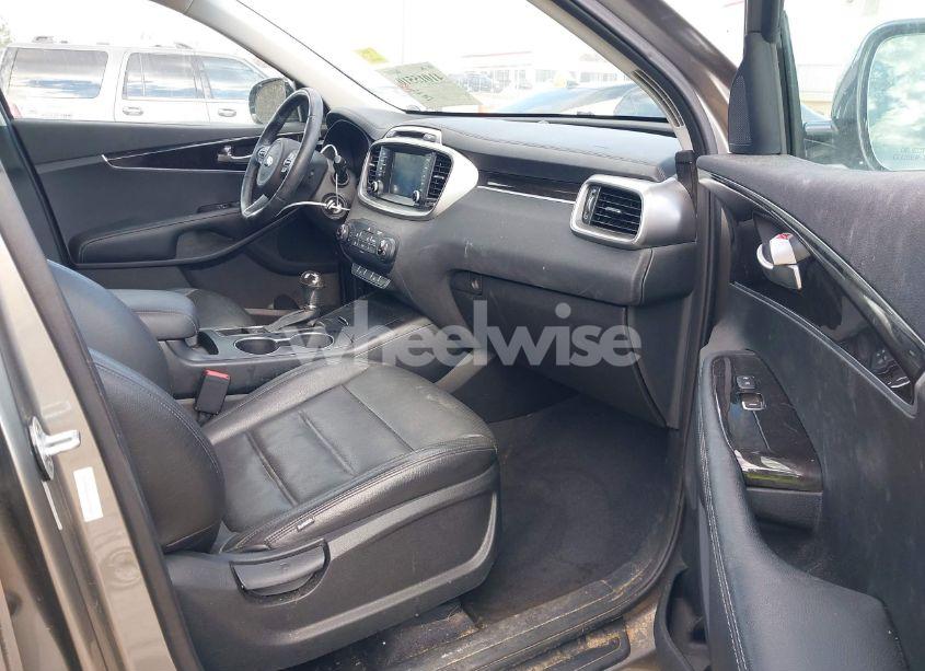 Photo 5 of 2017 Kia Sorento 2.4L LX (VIN 5XYPG4A38HG195524)