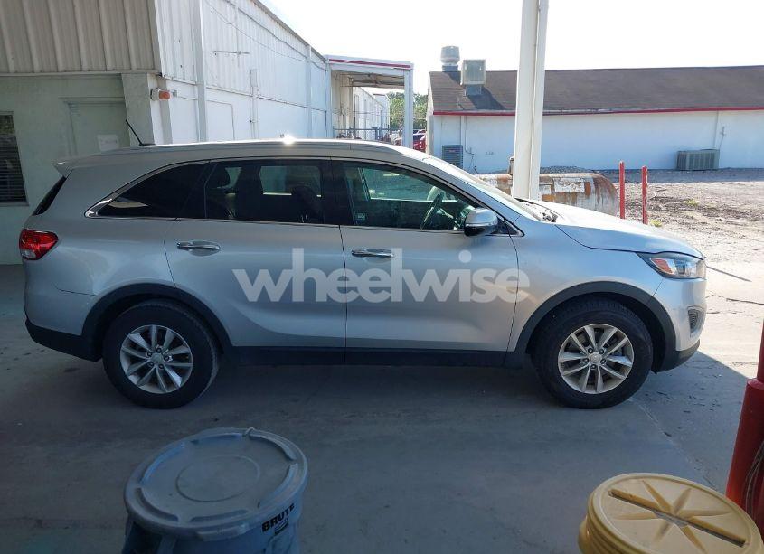 Photo 13 of 2017 Kia Sorento 2.4L LX (VIN 5XYPG4A38HG208191)