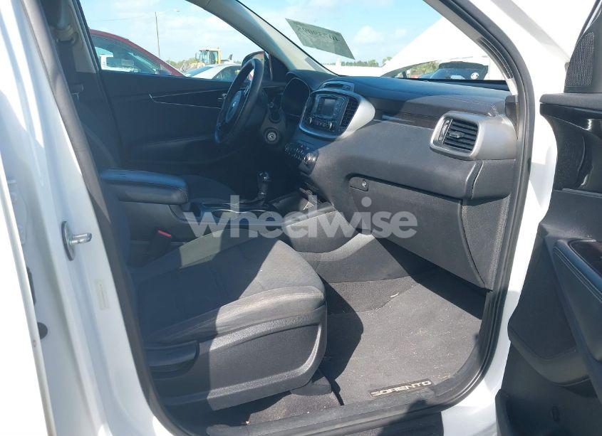 Photo 5 of 2017 Kia Sorento 2.4L LX (VIN 5XYPG4A38HG292433)