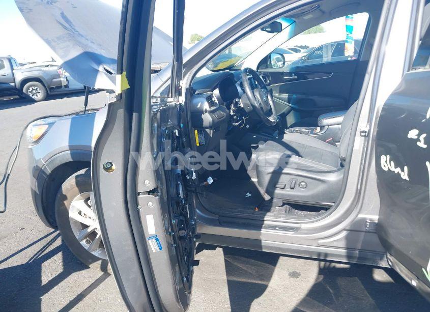 Photo 5 of 2017 Kia Sorento 2.4L LX (VIN 5XYPG4A38HG305522)