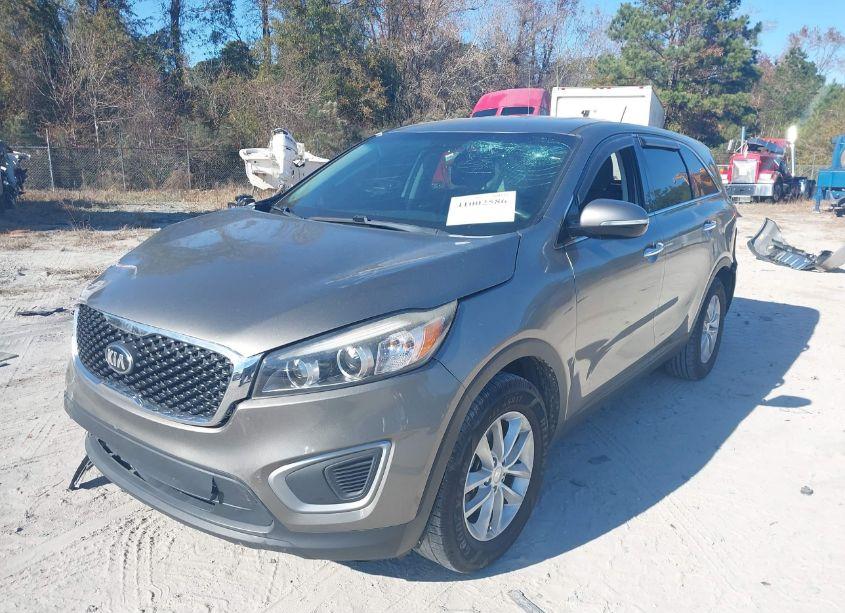 Photo 2 of 2017 Kia Sorento 2.4L L (VIN 5XYPG4A38HG328329)