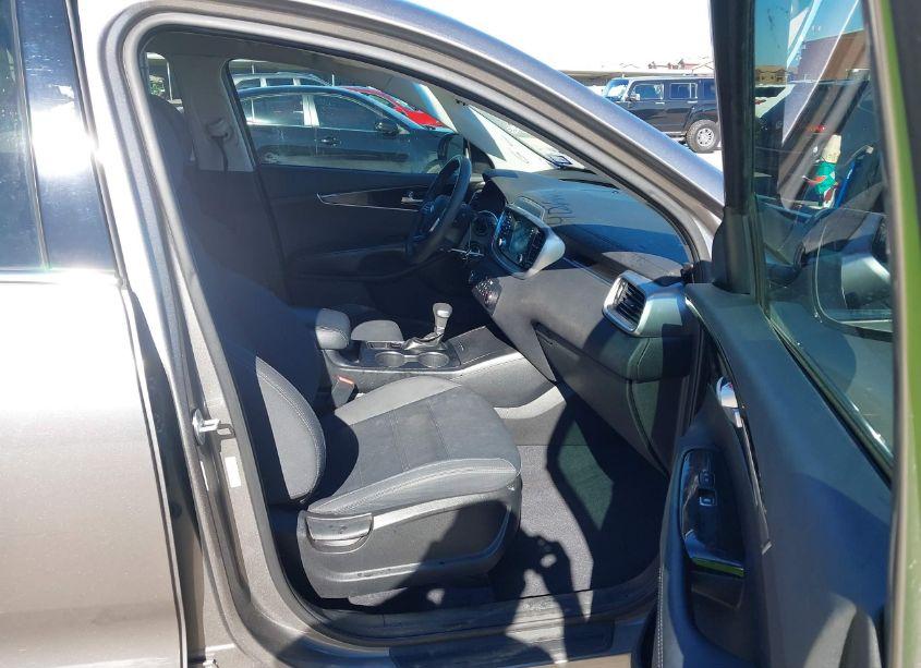 Photo 5 of 2019 Kia Sorento 2.4L LX (VIN 5XYPG4A38KG509633)