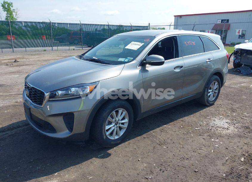 Photo 2 of 2019 Kia Sorento 2.4L LX (VIN 5XYPG4A38KG513195)