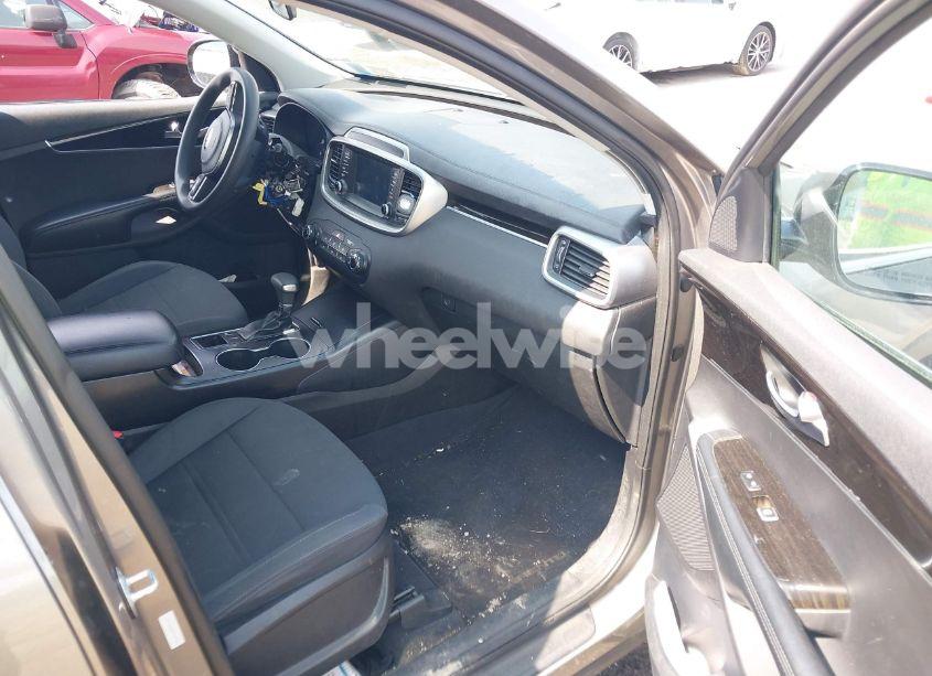 Photo 5 of 2019 Kia Sorento 2.4L LX (VIN 5XYPG4A38KG513195)