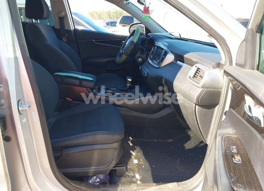 Photo 5 of 2019 Kia Sorento 2.4L L (VIN 5XYPG4A38KG564907)