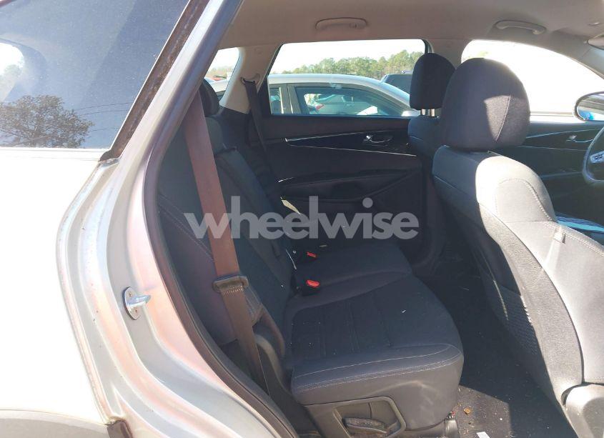 Photo 8 of 2019 Kia Sorento 2.4L L (VIN 5XYPG4A38KG564907)