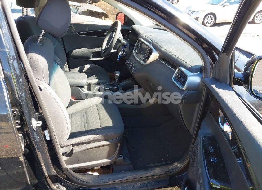 Photo 5 of 2019 Kia Sorento 2.4L L (VIN 5XYPG4A38KG595526)