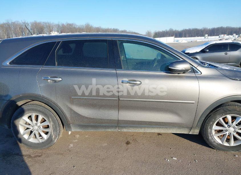 Photo 13 of 2016 Kia Sorento 2.4L L (VIN 5XYPG4A39GG003462)