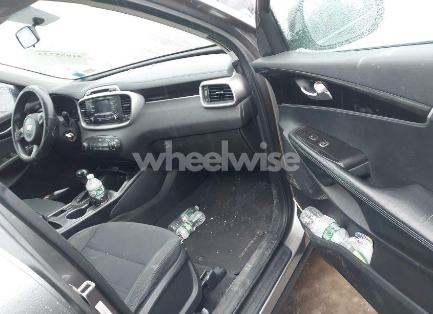 Photo 5 of 2016 Kia Sorento 2.4L LX (VIN 5XYPG4A39GG032489)