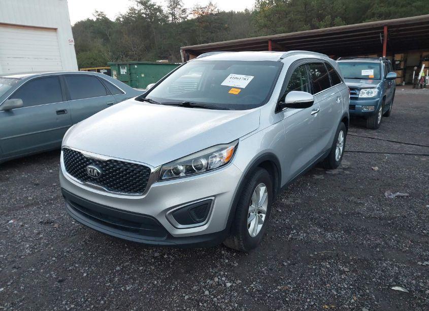 Photo 2 of 2016 Kia Sorento 2.4L LX (VIN 5XYPG4A39GG040382)