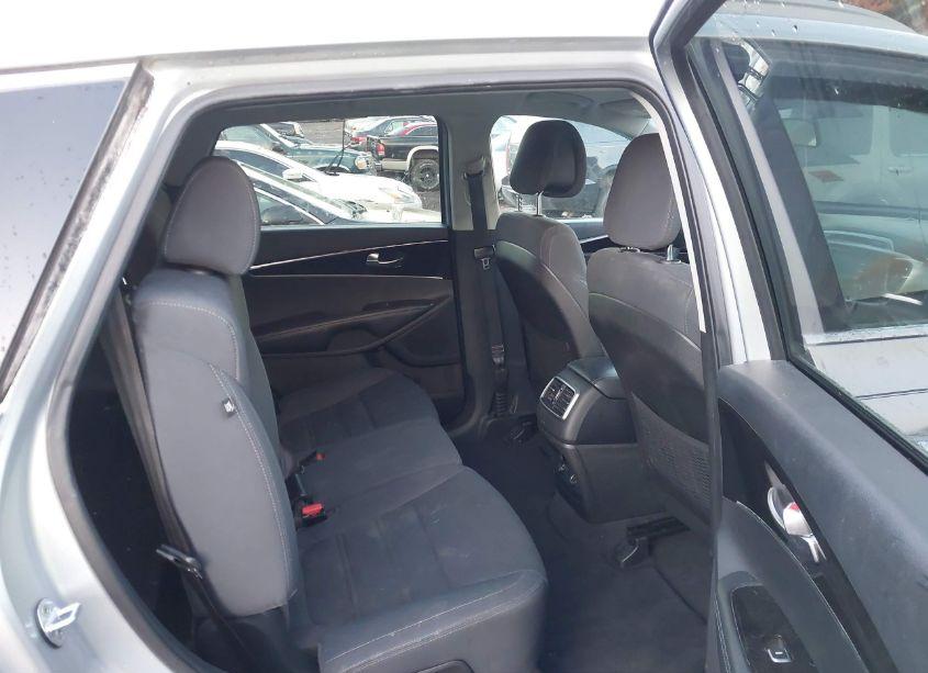 Photo 8 of 2016 Kia Sorento 2.4L LX (VIN 5XYPG4A39GG040382)
