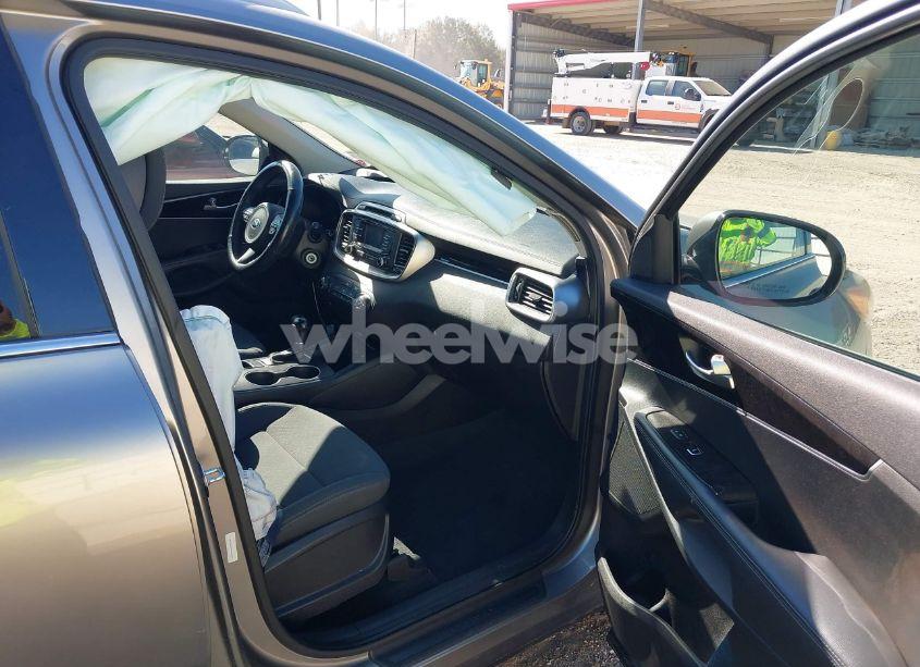 Photo 5 of 2016 Kia Sorento 2.4L LX (VIN 5XYPG4A39GG045842)