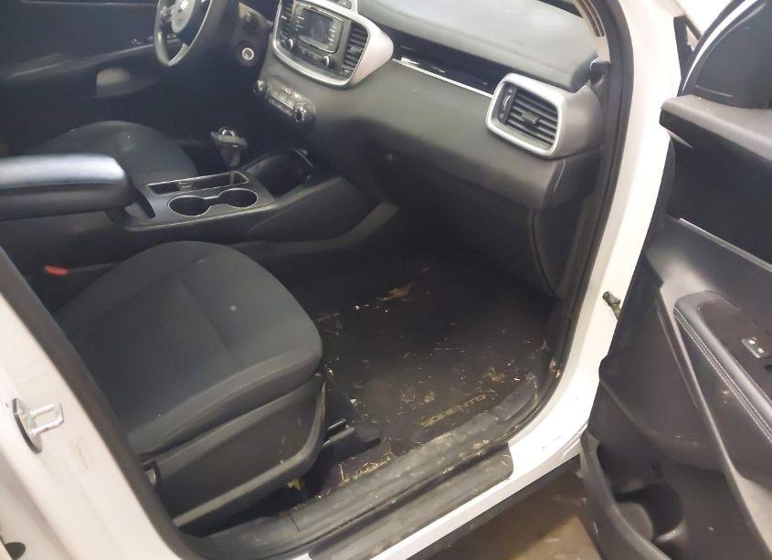 Photo 5 of 2016 Kia Sorento 2.4L LX (VIN 5XYPG4A39GG112021)