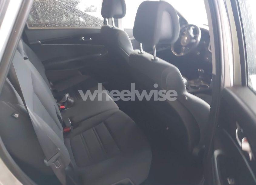 Photo 8 of 2016 Kia Sorento 2.4L L (VIN 5XYPG4A39GG167102)