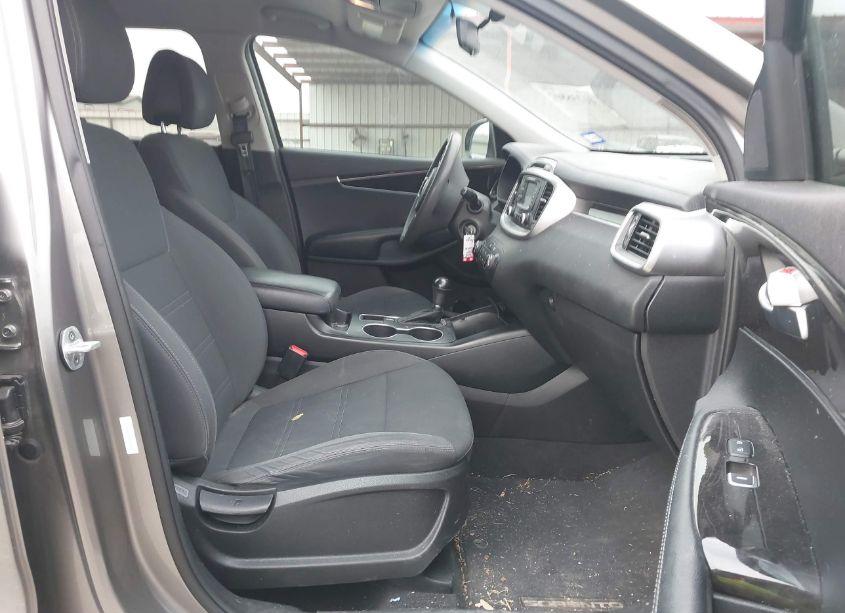 Photo 5 of 2016 Kia Sorento 2.4L LX (VIN 5XYPG4A39GG169965)