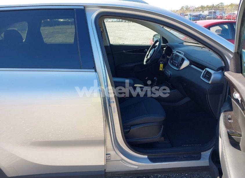 Photo 5 of 2017 Kia Sorento 2.4L LX (VIN 5XYPG4A39HG221676)