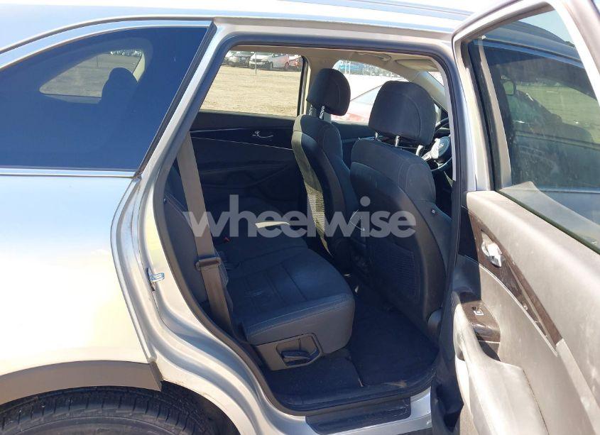 Photo 8 of 2017 Kia Sorento 2.4L LX (VIN 5XYPG4A39HG221676)
