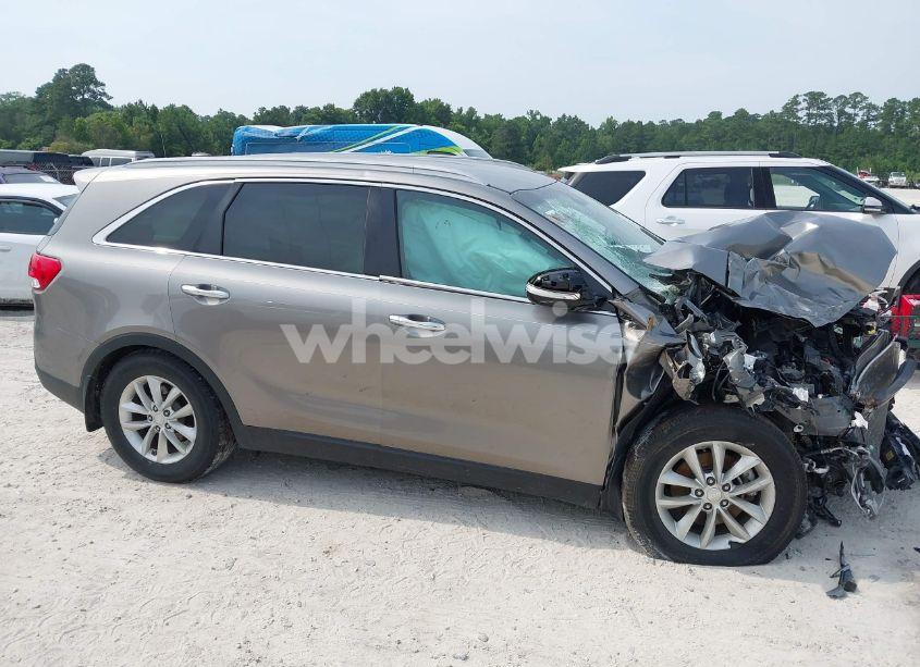 Photo 13 of 2017 Kia Sorento 2.4L LX (VIN 5XYPG4A39HG234458)