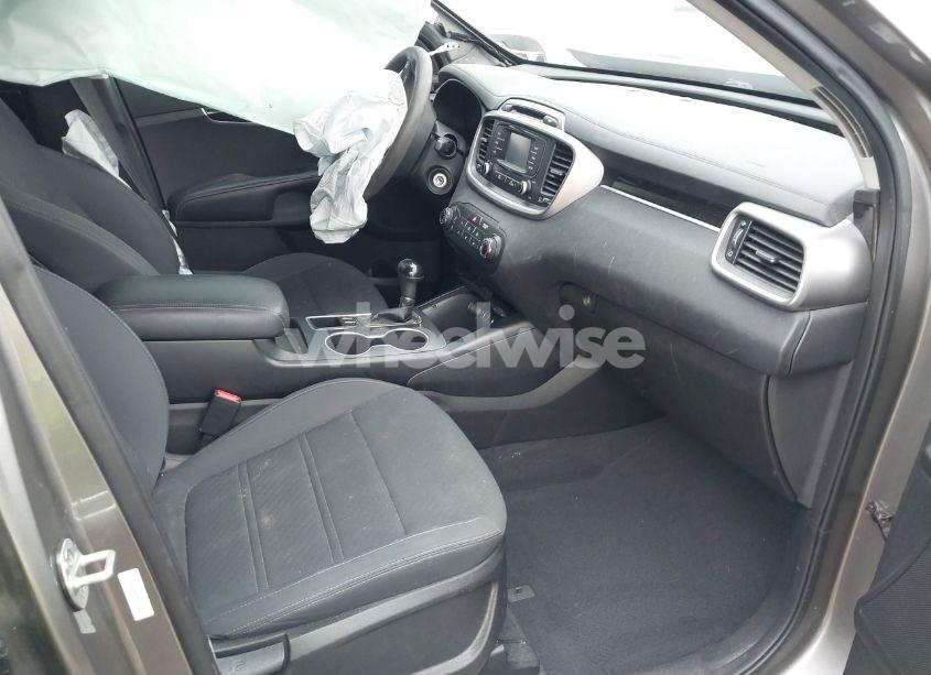 Photo 5 of 2017 Kia Sorento 2.4L LX (VIN 5XYPG4A39HG276564)