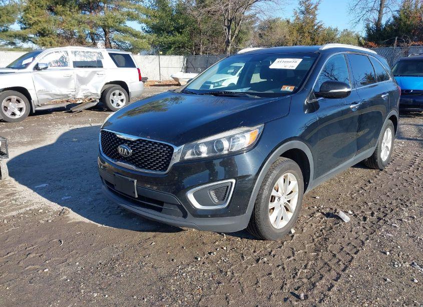 Photo 2 of 2017 Kia Sorento 2.4L LX (VIN 5XYPG4A39HG329697)