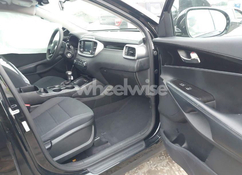Photo 5 of 2019 Kia Sorento 2.4L L (VIN 5XYPG4A39KG443481)